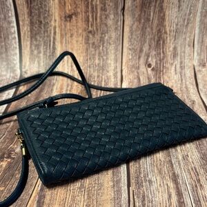 Preowned Elegant Green Woven Leather Medium  Clutch Item #PHK2584